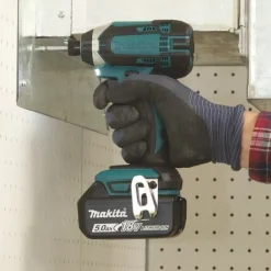 Iskevä akkuruuvinväännin Makita LXT DTD152, 165Nm, 18V, 5.0Ah akulla + Makpac 1