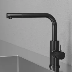 Keittiöhana Scandtap Steel Accent 90 D Shadow, APK-liitäntä ja ulosvedettävä juoksuputki, musta