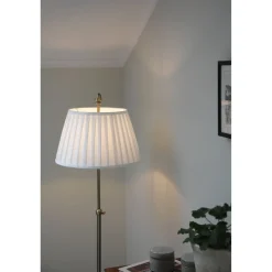 Lattiavalaisin Markslöjd Oxford säädettävä korkeus 118-155cm antiikkimessinki/luonnonvalkoinen
