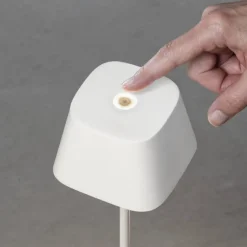 LED-pöytävalaisin Konstsmide Capri, ladattava, valkoinen